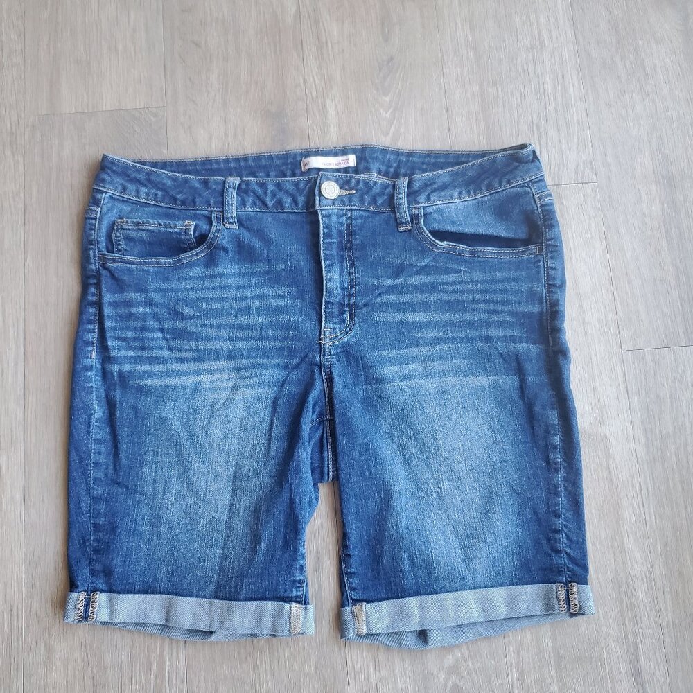 SO Blue Denim low rise Favorite Bermuda shorts womens size 17